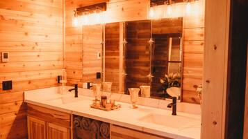 Luxury Suite | Bathroom | Slippers, towels