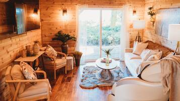 Suite Deluxe | Área de sala de estar | Smart TV de 75 pulgadas con canales digitales, televisión y Netflix