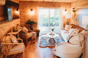 Suite Deluxe | Ćrea de sala de estar | Smart TV de 75 pulgadas con canales digitales, televisión y Netflix