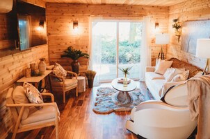 华丽套房 | 起居区 | 75-英寸智能电视（配备数码频道）、电视、Netflix