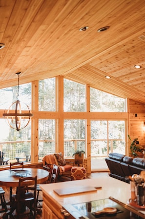 Suite de lujo | Ćrea de sala de estar | Smart TV de 75 pulgadas con canales digitales, televisión y Netflix