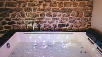 Baignoire à jets, sèche-cheveux, serviettes fournies, papier toilette