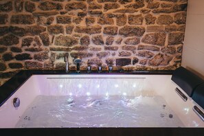 Poreamme, hiustenkuivaaja, pyyhkeet, vessapaperi