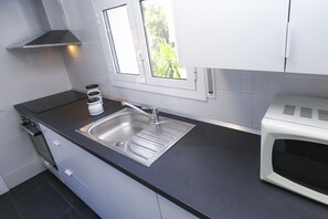 Een koelkast, een microgolfoven, een oven