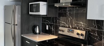 Calgary elegant single room &shared bathroom close LRT&free parking