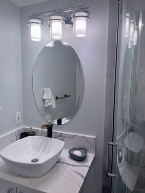 Dusche, Haartrockner, Handtücher, Seife
