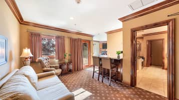 FOSTER SUITE Room 204 | Vardagsrum | Platt-tv