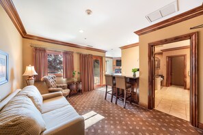 FOSTER SUITE Room 204 | Living area | Flat-screen TV - Stockfarm Inn (Hopland)