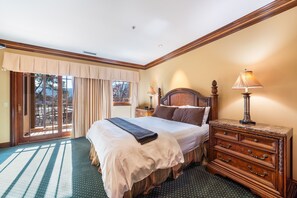 PECK SUITE Room 206 | Blackout curtains, iron/ironing board, free WiFi - Stockfarm Inn (Hopland)