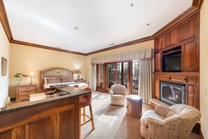 HAAS SUITE Room 202 | Blackout curtains, iron/ironing board, free WiFi - Stockfarm Inn (Hopland)