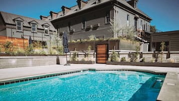 Una piscina al aire libre de temporada