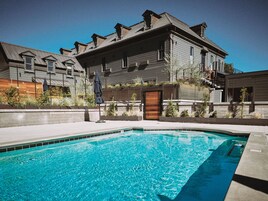 季节性开放的室外游泳池