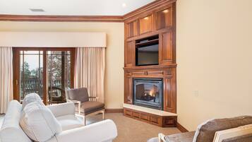 LAWSON SUITE Room 200 | Blackout curtains, iron/ironing board, free WiFi
