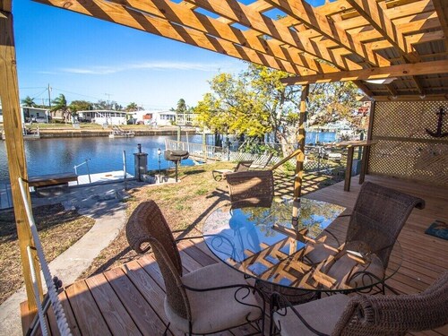 Relax in the Dolphin Retreat! Waterfront house with dock and kayaks.