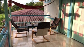 Deluxe-Zimmer | Wohnbereich | 32-Zoll-LCD-Fernseher mit Kabelempfang, Fernseher