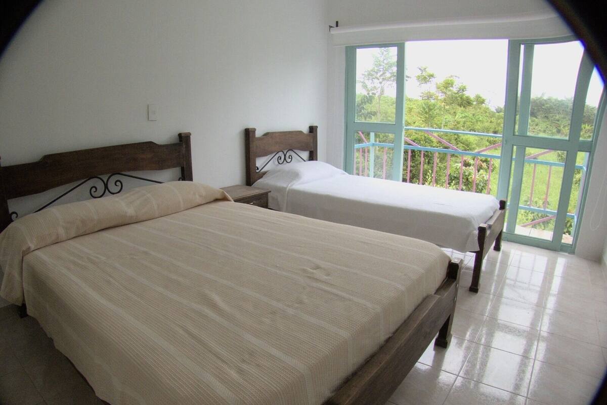 Habitación de lujo | 1 habitación, ropa de cama de alta calidad y muebles diferentes