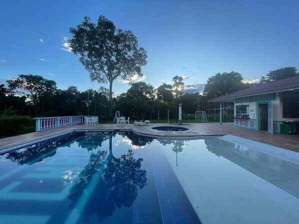 Una piscina al aire libre