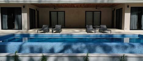 Villa 1: 3 bedrooms | 室外泳池 | 室外泳池;躺椅