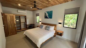 Luxe villa | Een kluis op de kamer, een bureau, een laptopwerkplek