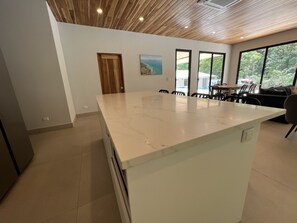 Villa 1: 3 bedrooms | Cocina privada | Refrigerador con congelador, microondas, horno y parrilla de estufa