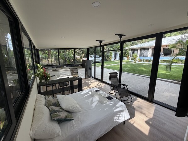 Luxury Studio, Ensuite, Mountain View (Luxury Studio) | In-room safe, desk, laptop workspace, blackout drapes - Villa Estrella Pavones (Pavón)