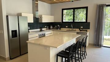 Villa 2: 3 bedrooms | Eigene KĂŒche | GroĂer KĂŒhlschrank, Mikrowelle, Ofen, Herdplatte