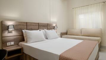 1 habitación, escritorio, tabla de planchar con plancha y cuna de viaje