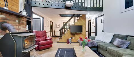 Smart TV, chimenea, futbolito y libros