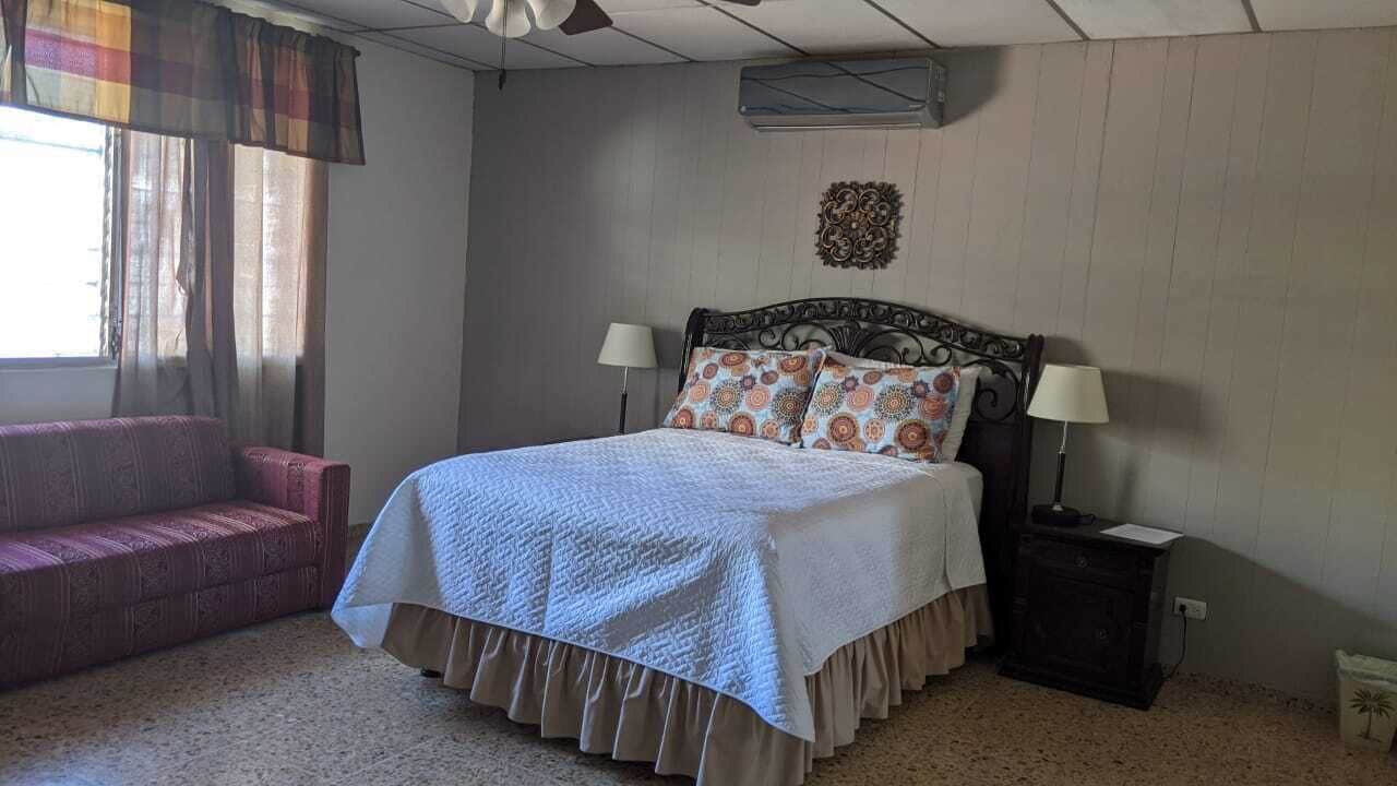 Espacio para trabajar con laptop y wifi gratis 