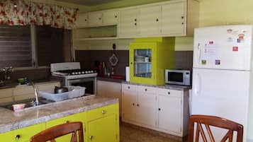 Frigobar, microondas, horno y utensilios de cocina