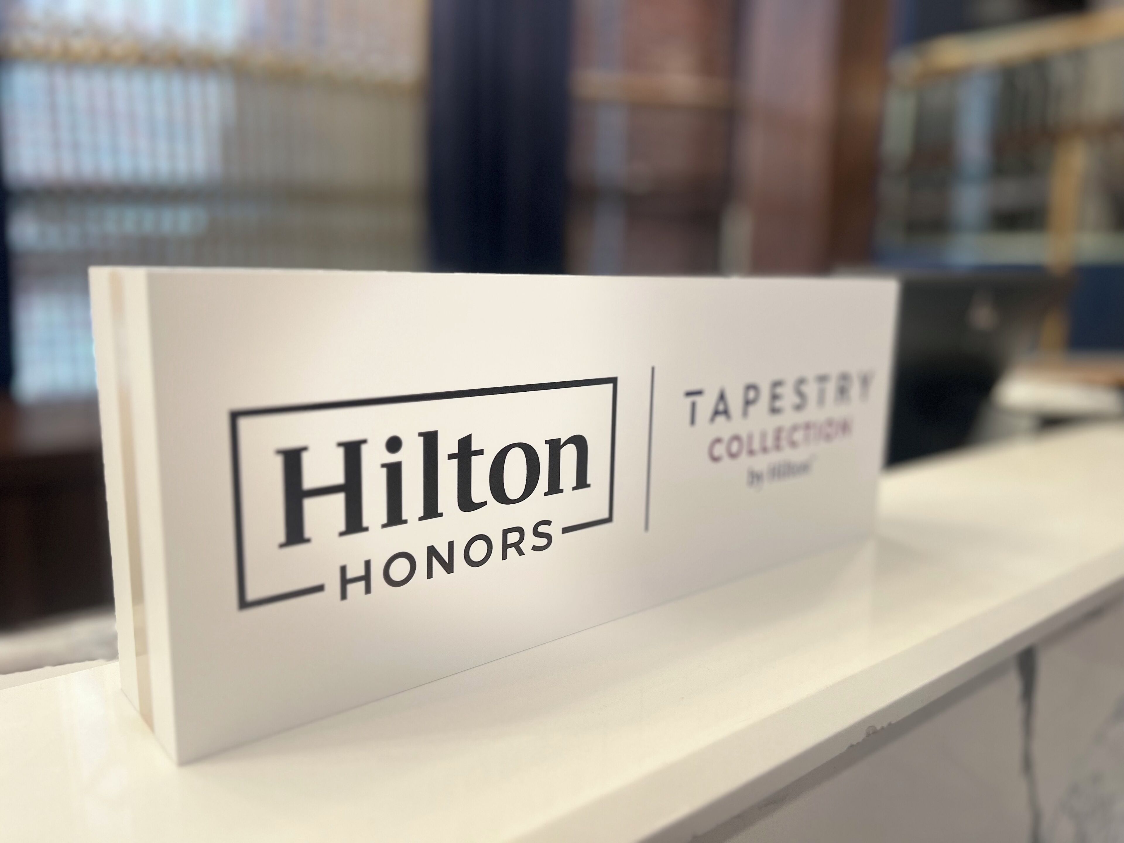 Señal para Hilton Honors Tapestry Collection.