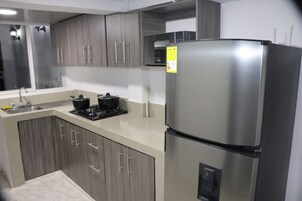 Refrigerador con freezer, microondas, lavavajillas, licuadora