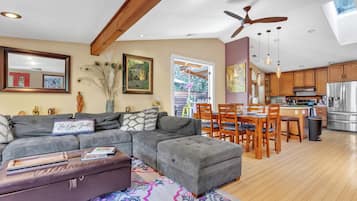 Smart TV, fireplace, books, stereo
