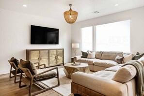 Casa de ciudad, 4 habitaciones | Área de sala de estar | Smart TV 