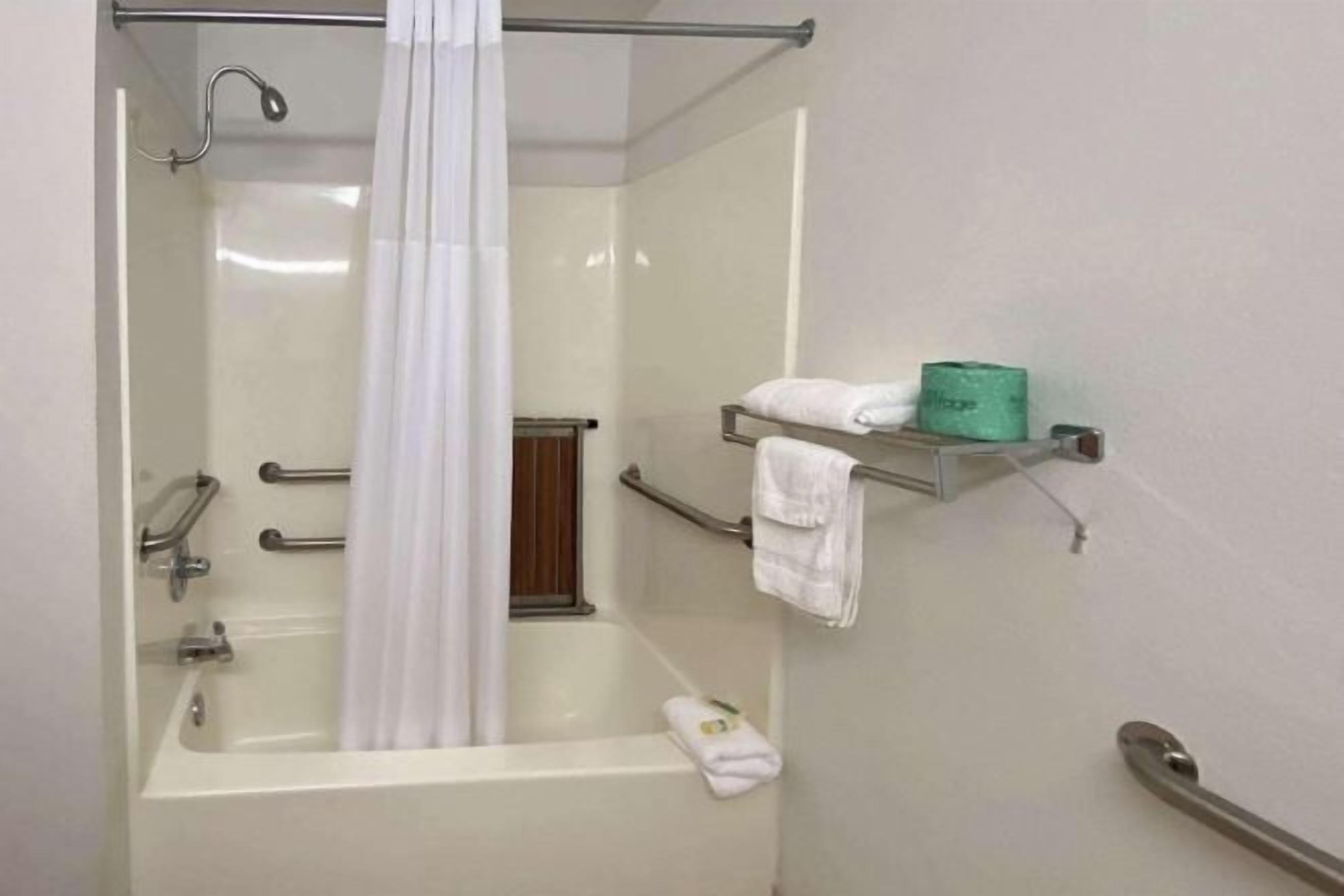 バスルーム | シャワー付き浴槽、タオル