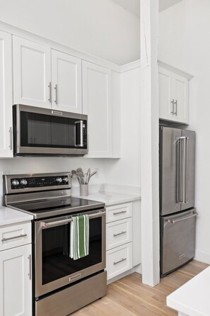 Kühlschrank, Mikrowelle, Ofen, Herdplatte