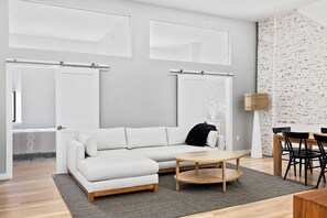 TV - Renovated Old Port 2BR Loft, Waterfront & Shops (Portland)