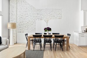 Dining - Renovated Old Port 2BR Loft, Waterfront & Shops (Portland)