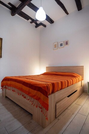 2 室のベッドルーム、アイロン / アイロン台、WiFi、ベッドシーツ