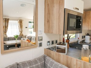 Fridge, dishwasher, electric kettle, cookware/dishes/utensils - Horizon (Ilfracombe)