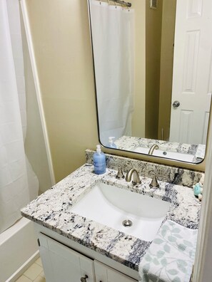 Douche, sèche-cheveux, serviettes fournies, savon