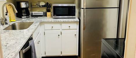 Frigorífico, microondas, horno y placa de cocina