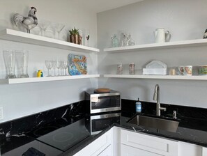 Refrigerador, microondas, parrilla de estufa y cafetera y tetera 