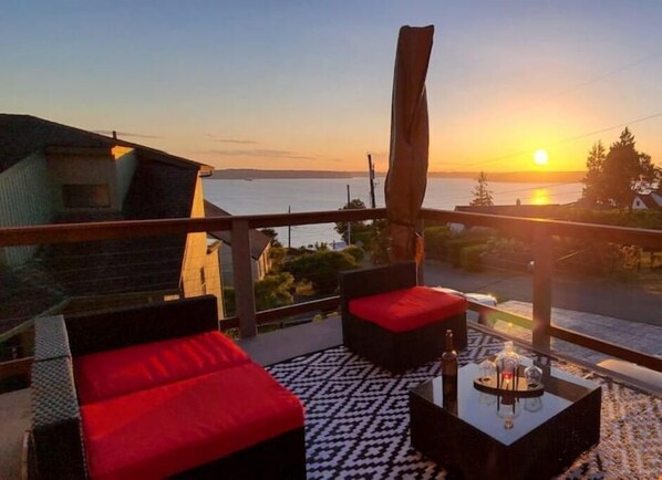 Terrace/patio - Spacious Home with Amazing Views - 2 min drive to Beach/Water Access (Tacoma)