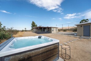 Terrace/patio - Desert Artist Oasis| Fire-pit | Spa | 5 min to JT, Desert Artist Oasis| Fire-pit | Spa | 5 min to (Yucca Valley)