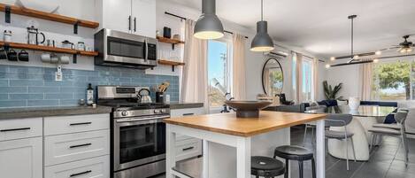 Frigorífic, microones, forn i placa de cuina