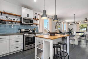 Fridge, microwave, oven, stovetop - Desert Artist Oasis| Fire-pit | Spa | 5 min to JT, Desert Artist Oasis| Fire-pit | Spa | 5 min to (Yucca Valley)