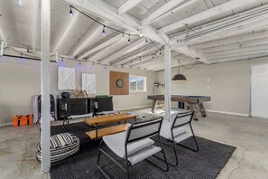 Games room - Desert Artist Oasis| Fire-pit | Spa | 5 min to JT, Desert Artist Oasis| Fire-pit | Spa | 5 min to (Yucca Valley)