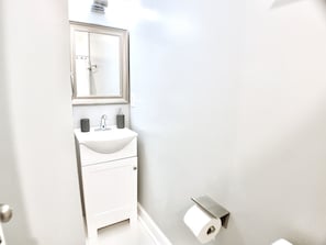 Douche, séchoir à cheveux, serviettes fournies, savon