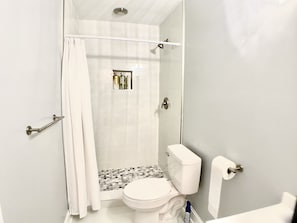 Douche, séchoir à cheveux, serviettes fournies, savon
